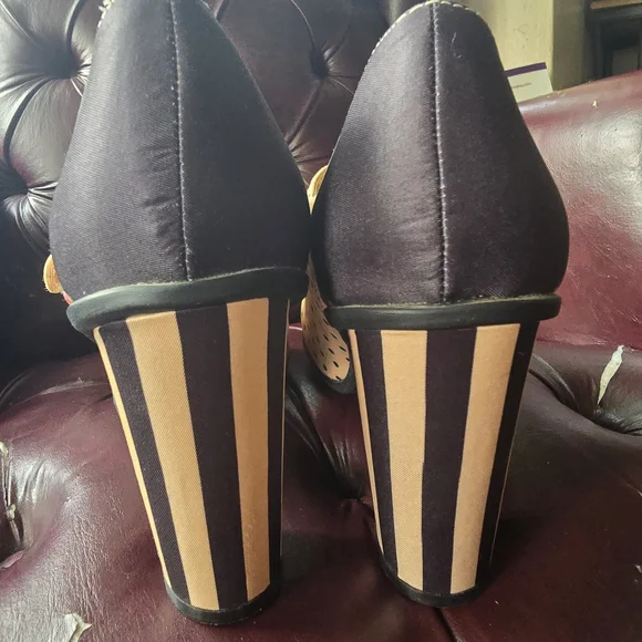 Elegant Floral Polka Dot Heels - Picture 4 of 5